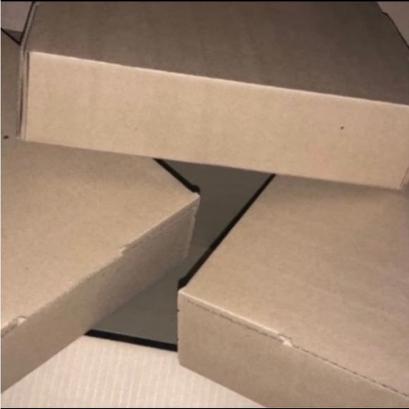 MIXED BUNDLE OF 2500 boxes / about 2 pallets worth of cases 
((1250+1250… - Picture 3 of 4